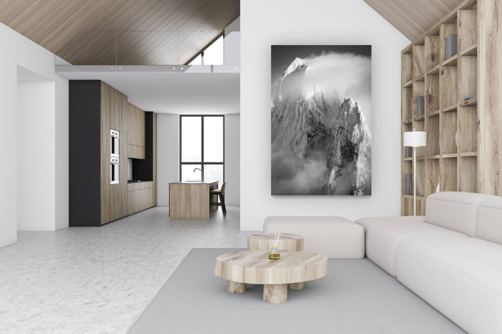 luxus chalet dekoration schweiz - großformatiges bergfoto vertikal - design wanddekoration - bergfoto schwarz-weiß chamonix