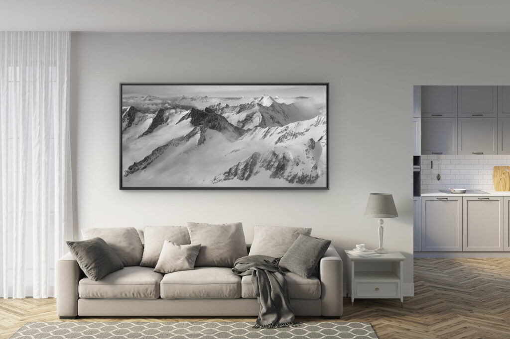 deco Wohnzimmer renoviert - trendy großformatige Bergfotos - Alpengletscher Oberland - Panoramafoto der Berner Schweizer Berge in Schwarz-Weiß