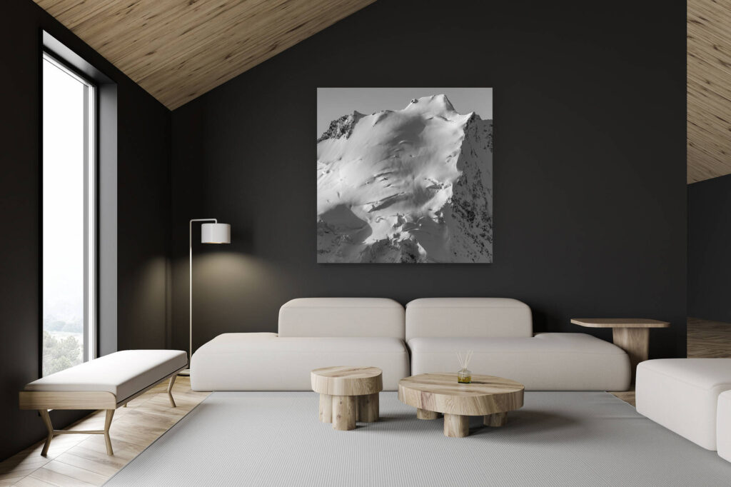 Innenarchitekt Renovierung Schweizer Chalet - Großformatiges Bergfoto - Dom des Mischabels - Schwarz-weiße Bergfototafel in den Alpen im Schnee