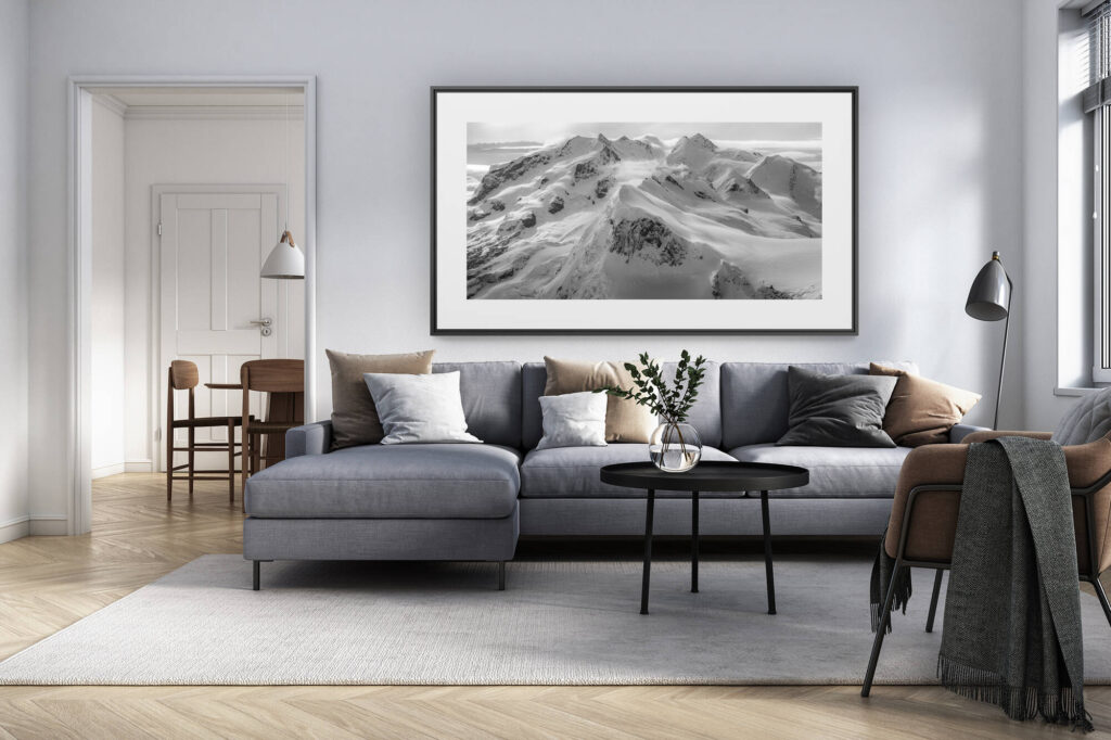 décoration intérieur salon rénové suisse - photo alpes panoramique grand format - Monte Rosa et Petit Cervin en photo panoramique de montagne noir et blanc