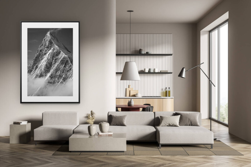 deco trend wohnzimmer modern - großformatiges schwarz-weißes Bergfoto - Finsteraarhorn - Maßgeschneiderter Fotorahmen des Normalweges in den Berner Alpen in der Schweiz