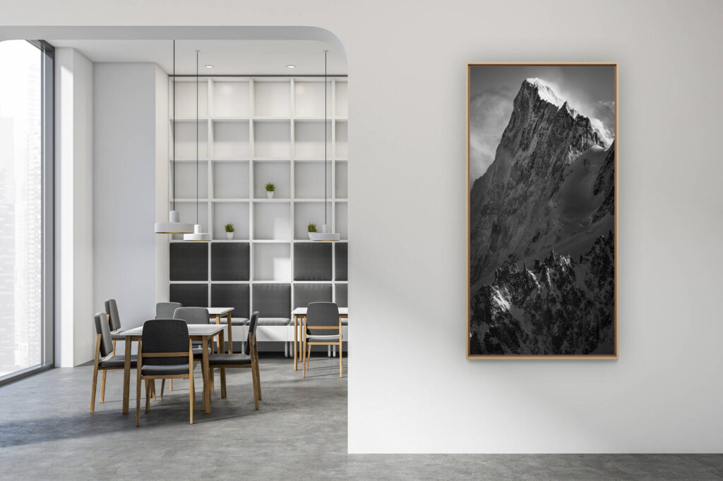 moderne zeitgenössische Inneneinrichtung - Bergfoto im Großformat vertikal - Grandes Jorasses - Bergbild Nordseite grandes jorasses - Foto Berg im Schnee