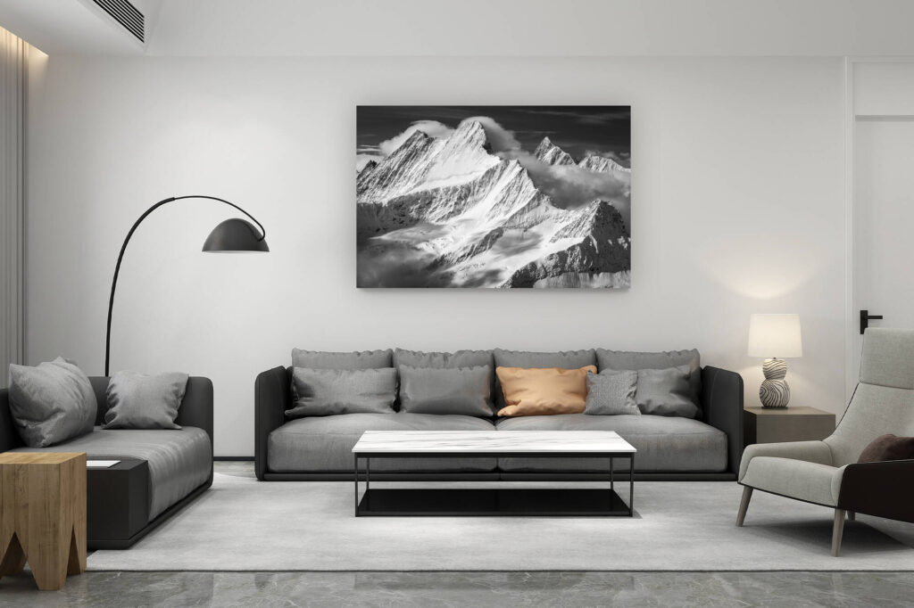 zeitgenössische Schweizer Wohnzimmerdekoration - Geschenk für Schweizer Bergliebhaber - Berggipfel der Berner Alpen schwarz/weiss - Sonnenstrahl in den Wolken nach einem Sturm - Lauteraarhorn - Schreckhorn - Finsteraarhorn