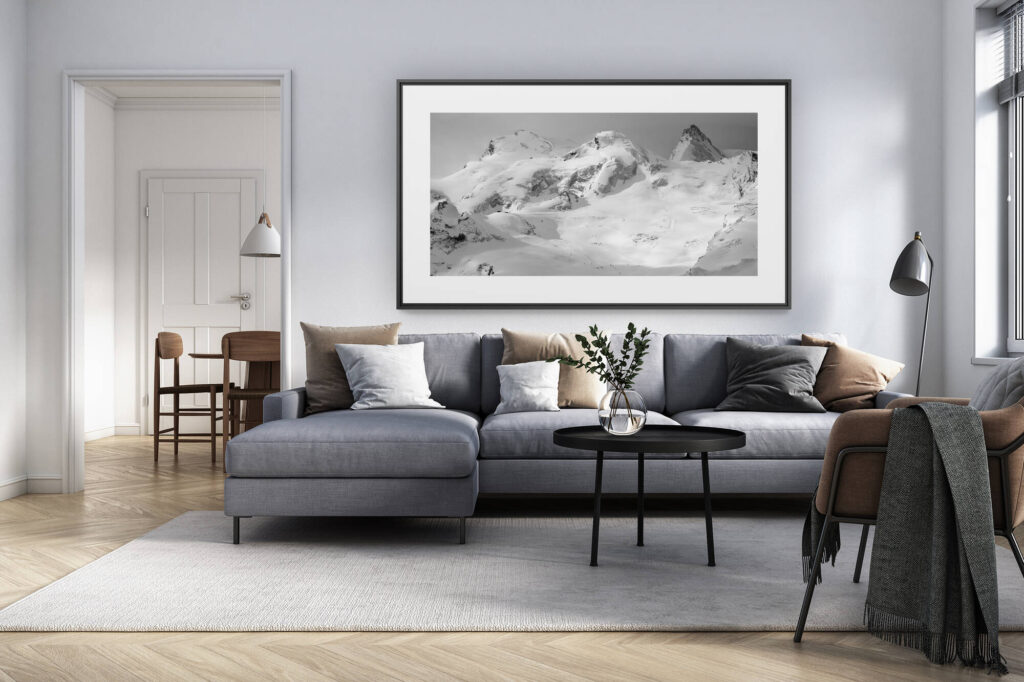 décoration intérieur salon rénové suisse - photo alpes panoramique grand format - Strahlhorn - Rimpfischhorn - Allalinhorn - image paysage montagne en noir et blanc - encadrement photo caisse américaine