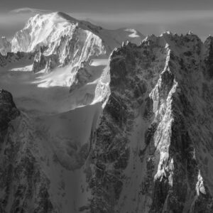 Photographie noir et blanc des Droites et du Mont Blanc, sommets emblématiques des Alpes françaises, révélant un contraste saisissant entre verticalité rocheuse et douceur neigeuse