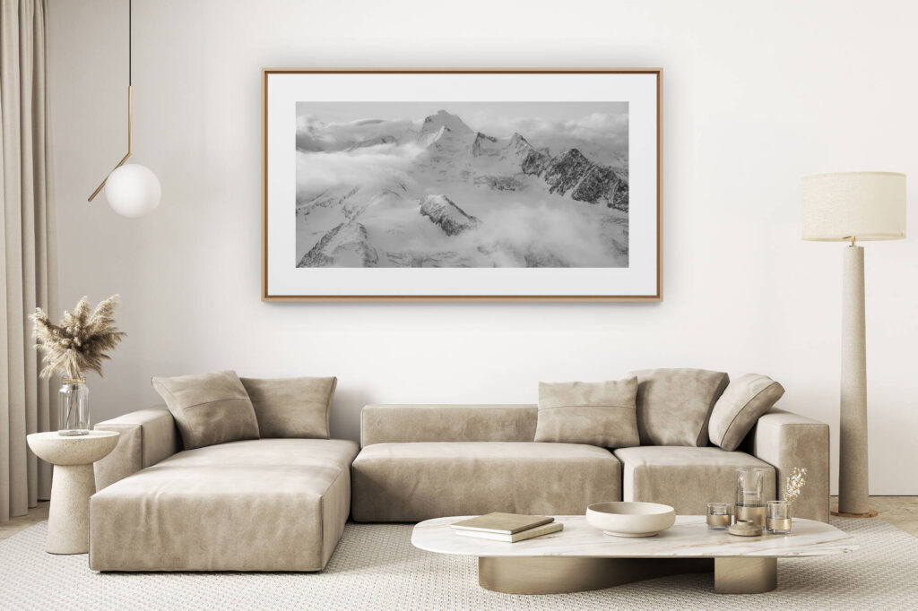 décoration salon clair rénové - photo montagne grand format - Dom des Mischabels en noir et blanc - Photo paysage des montagnes de Saas-Fee Crans Montana dans les Alpes Valaisanne en Suisse