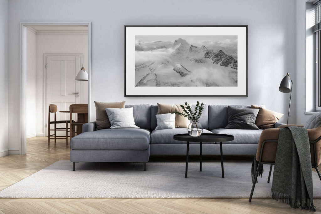 Innendekoration renoviertes Wohnzimmer Schweiz - Alpen Panorama Foto gross - Dom des Mischabels in schwarz-weiss - Landschaftsfoto der Berge von Saas-Fee Crans Montana in den Walliser Alpen in der Schweiz