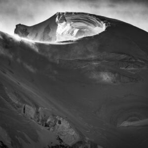 Mont Blanc du Tacul en noir et blanc après la tempête, arête en spirale illuminée par le soleil levant, glacier suspendu déversant, Alpes françaises