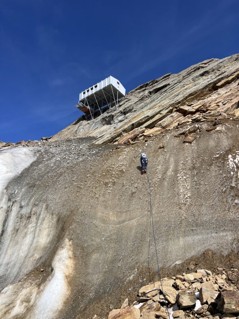 Cabane Mischabeljochbiwak Arrivée au Mischabeljochbiwak, le passage clef se situe sous la cabane à cause de la fonte du glacier