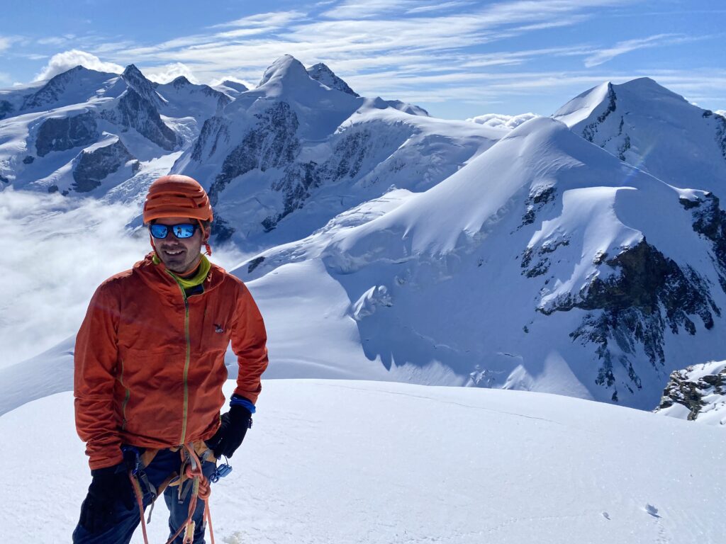 Thomas Crauwels au sommet du Breithorn Alpinist on the final ridge of Breithorn, an accessible summit ideal for beginner mountaineering in the Swiss Alps.