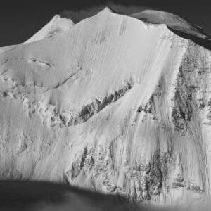 Face nord-est du Bishorn avec la Pointe Burnaby au centre, photographiée après une tempête de neige
