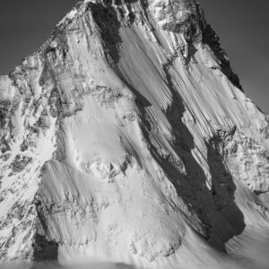 Dent Blanche noir et blanc émergeant brume Val d'Anniviers après tempête neige montagne massive Alpes valaisannes