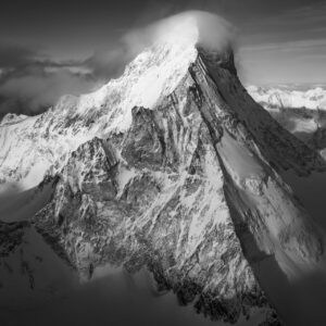 Montagne Dent Blanche noir et blanc Val d'Anniviers après tempête arête des quatre ânes sommet nuageux lever soleil