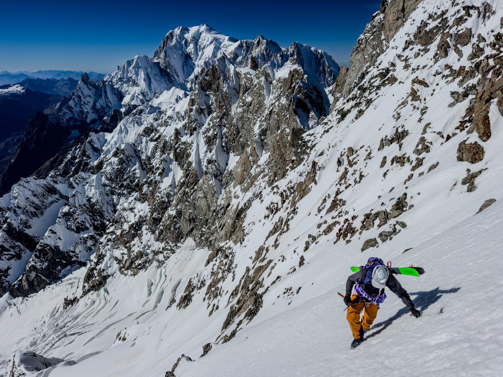 Gilles sierro, alpiniste, en train de traverser une pente de neige dans les Grandes Jorasses au-dessus de Chamonix