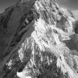 Photographie noir et blanc de l'arête du Brouillard Mont Blanc vue depuis l'Italie avec neige et vent