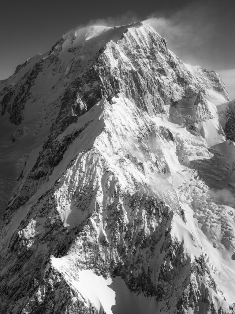 Photographie noir et blanc de l'arête du Brouillard Mont Blanc vue depuis l'Italie avec neige et vent