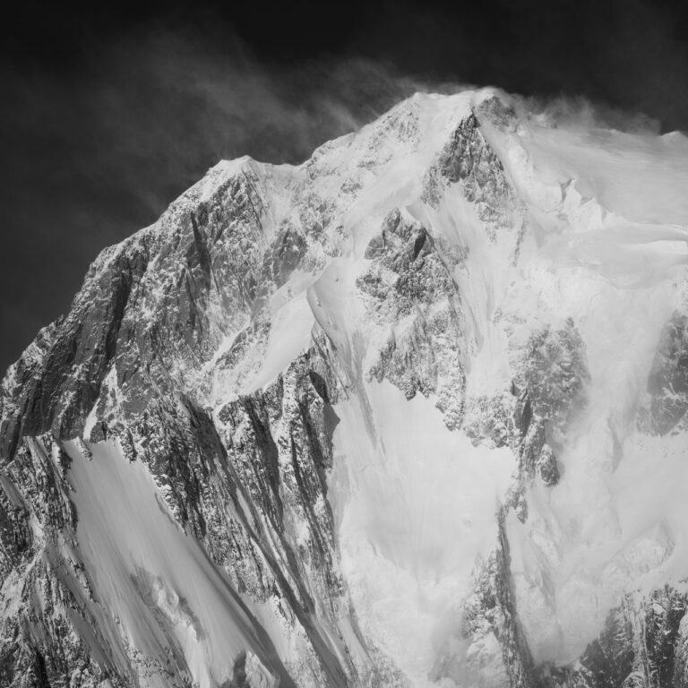 Photographie noir et blanc Mont Blanc de Courmayeur versant sud tempête sommitale Pointe Louis-Amédée Grand Pilier d'Angle