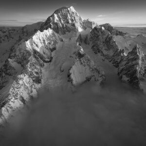 Lever de soleil Mont-Blanc versant italien arête Brouillard Peuterey mer nuages photographie noir