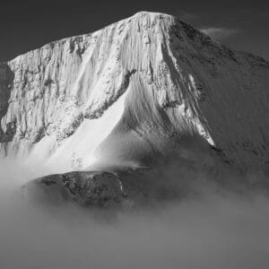 Photographie noir et blanc du Pigne d'Arolla face nord Val d'Hérens Alpes valaisannes brume matinale