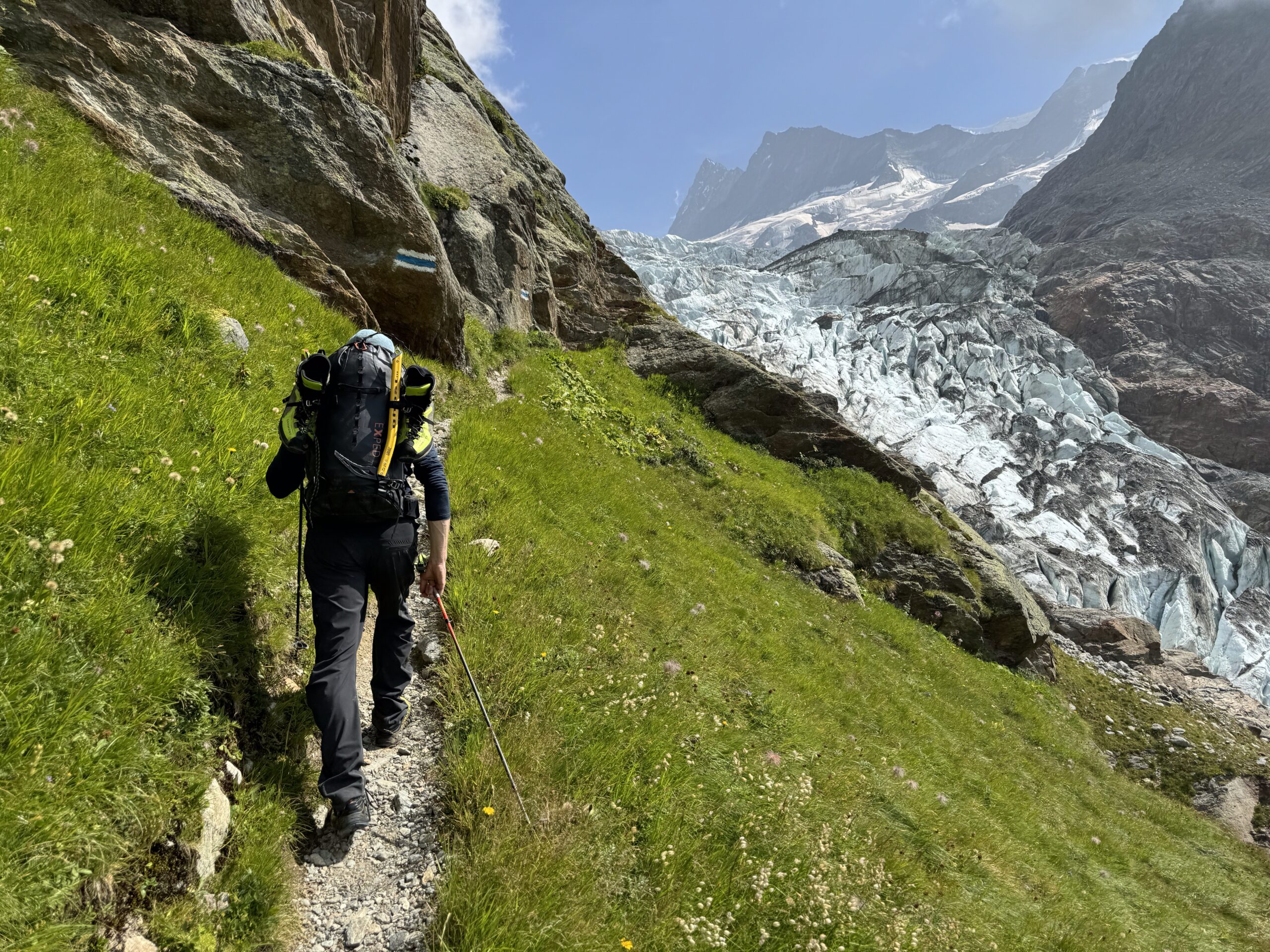 En chemin vers la Schreckhornhütte On the way to Schreckhornhütte, the glaciers reveal their age-old secrets.