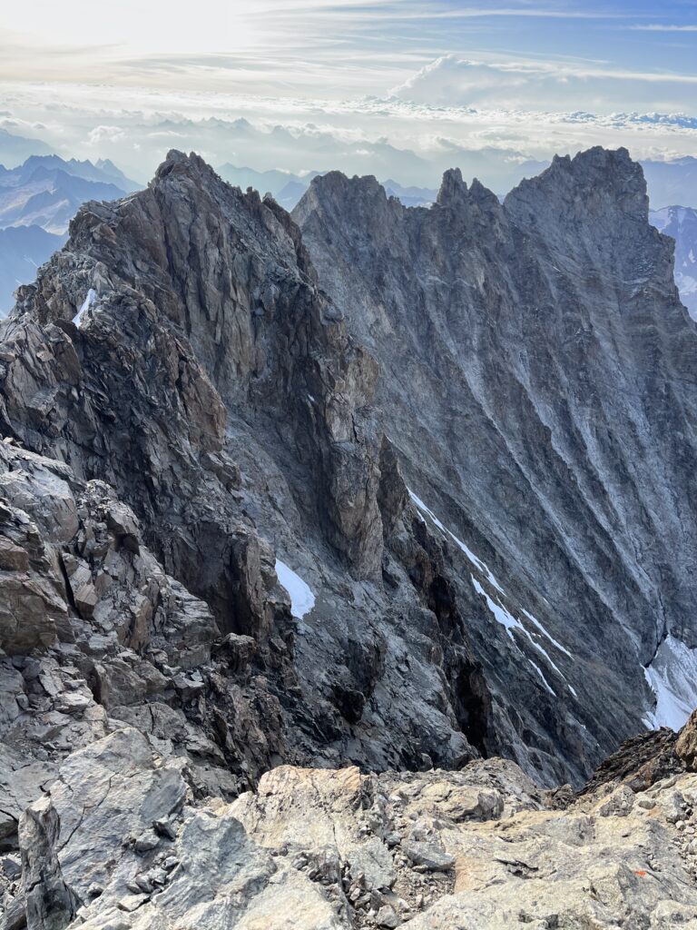 Panorama on the Schreckhorn: when exhaustion gives way to the joy of an accomplished crossing.