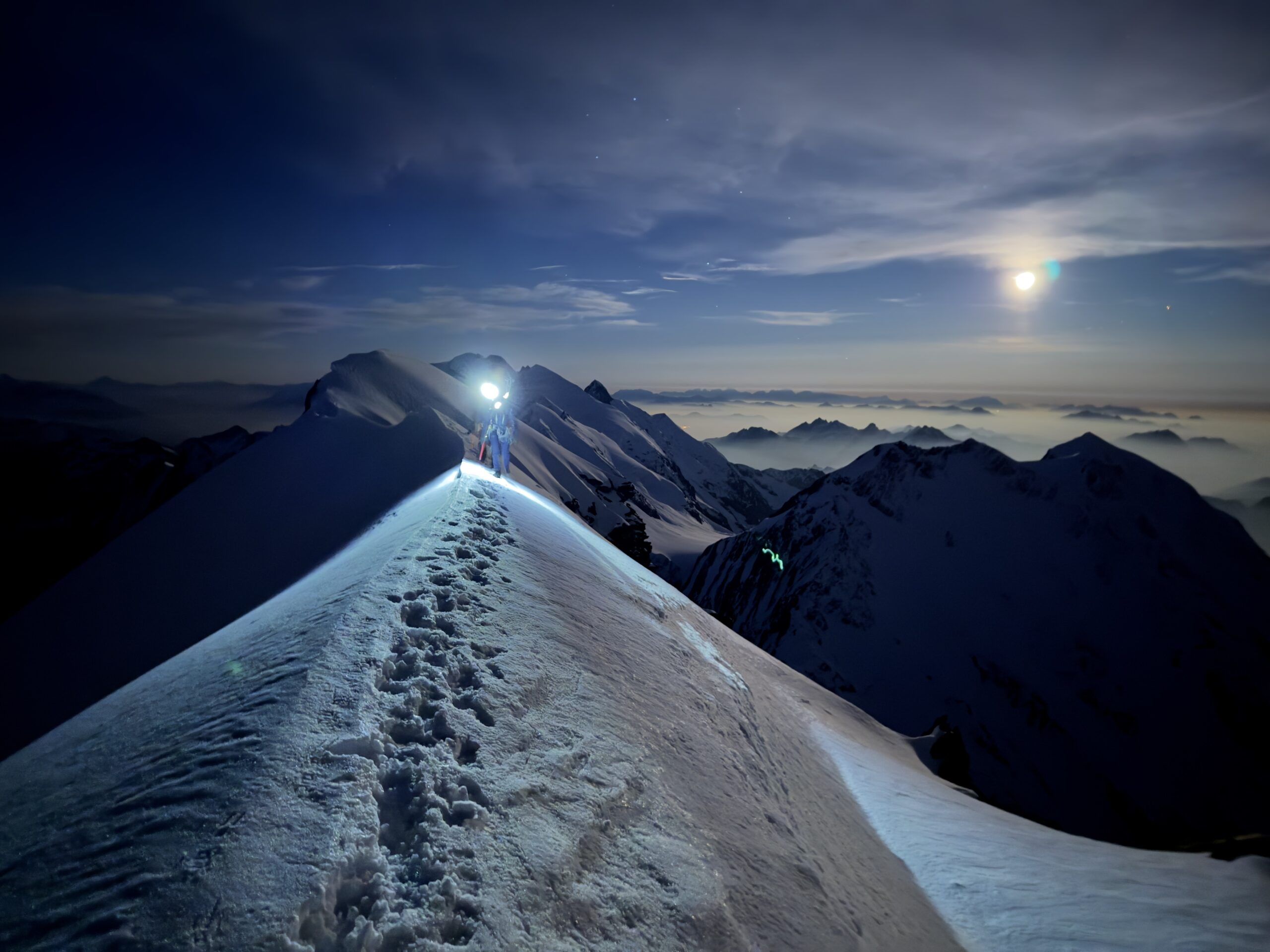 L'aiguille De Bionnassay au clair de lune Im bläulichen Schein des Mondes starten wir zum Gipfel der Aiguille de Bionnassay.