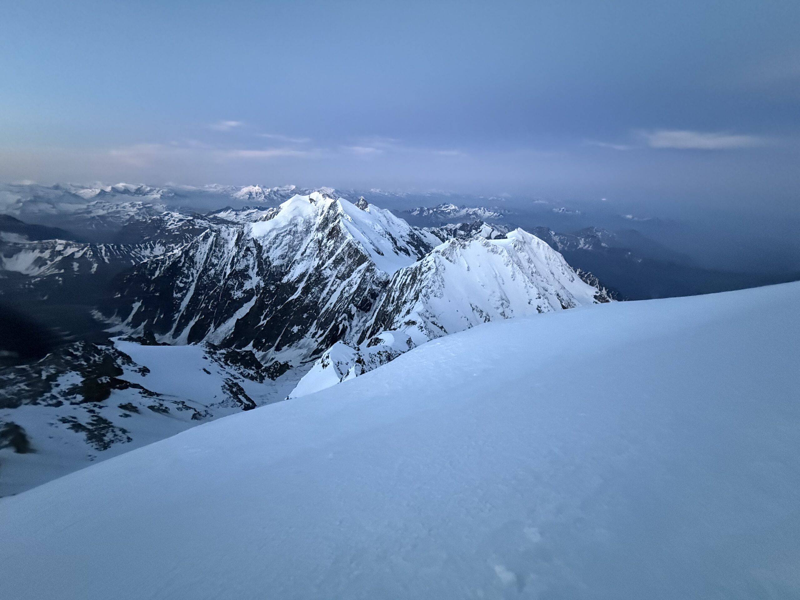 Stop from the Aiguille de Bionassay to the snow-covered Dome du Goûter