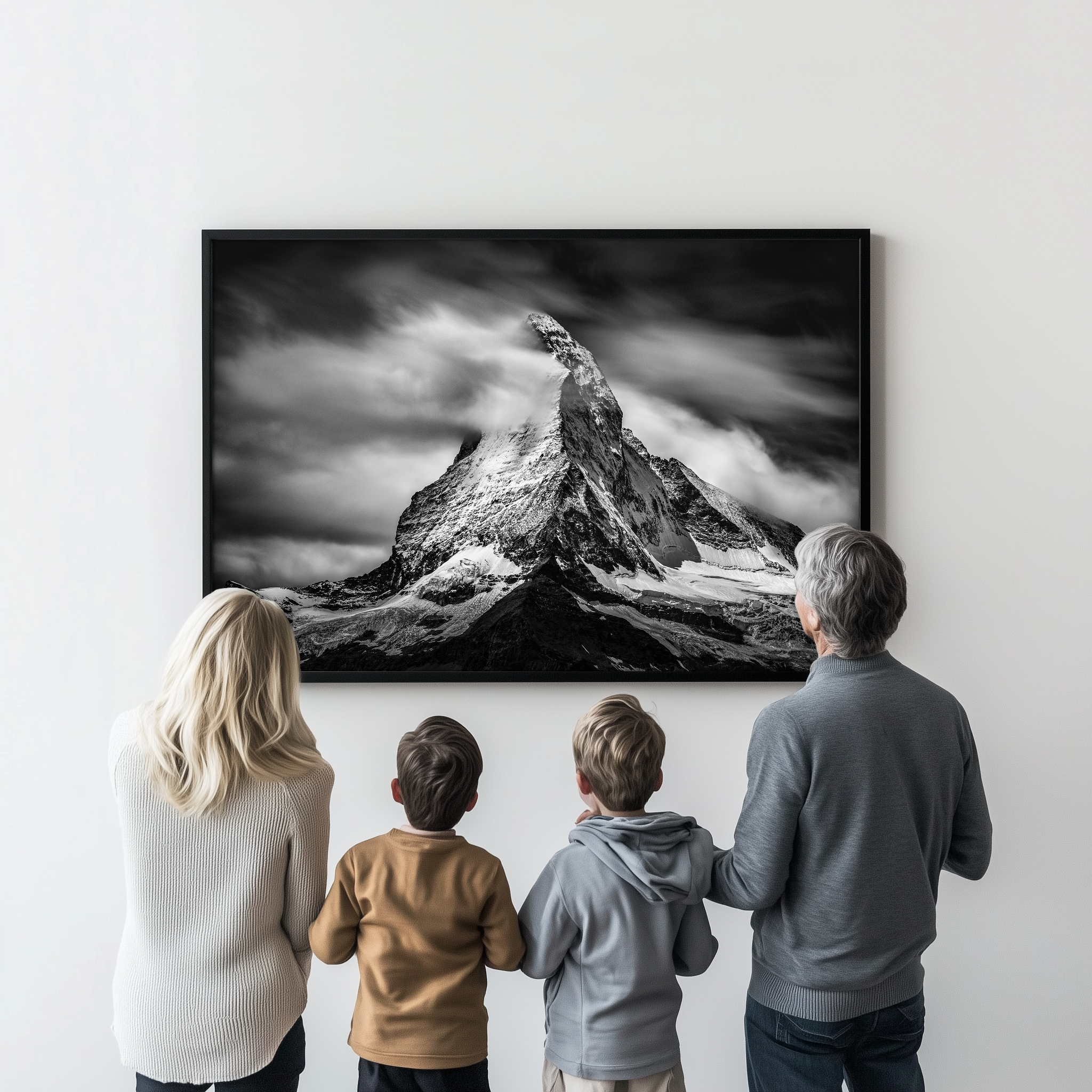 Famille devant un tableau des Alpes Familie vor einem Bild mit Bergen
