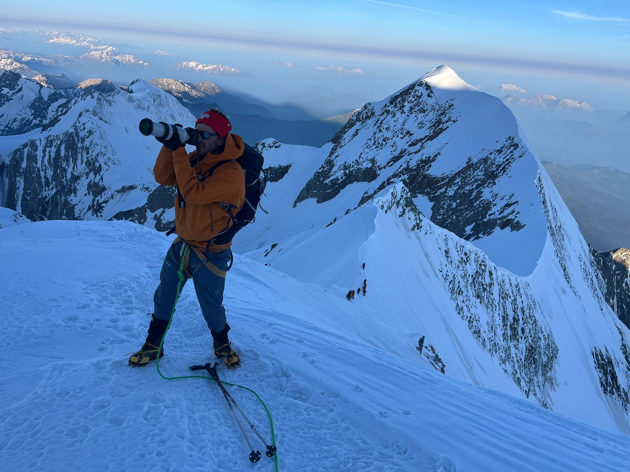 Thomas Crauwels photographie les Alpes Ich nutze diesen Zwischenstopp, um die Alpen zu fotografieren, die in ein weiches Licht mit märchenhaften Farben getaucht sind.