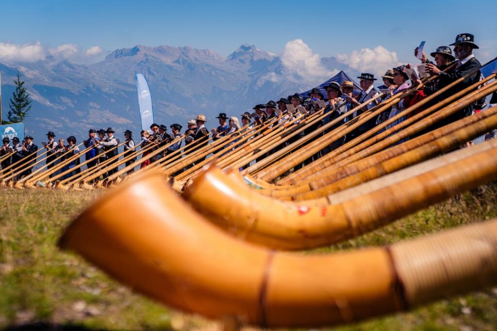 festival-de-cor-des-alpes-morceau-d-ensemble-2022_1080 This event brings together almost 100 alphorn players for its unique competition and spellbinding ensemble pieces. It is also an opportunity for spectators to immerse themselves in a world of folklore.