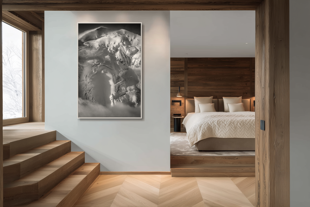 Lumière naturelle sublimant une œuvre grand format de Thomas Crauwels dans un chalet contemporain, créant une ambiance apaisante et harmonieuse.