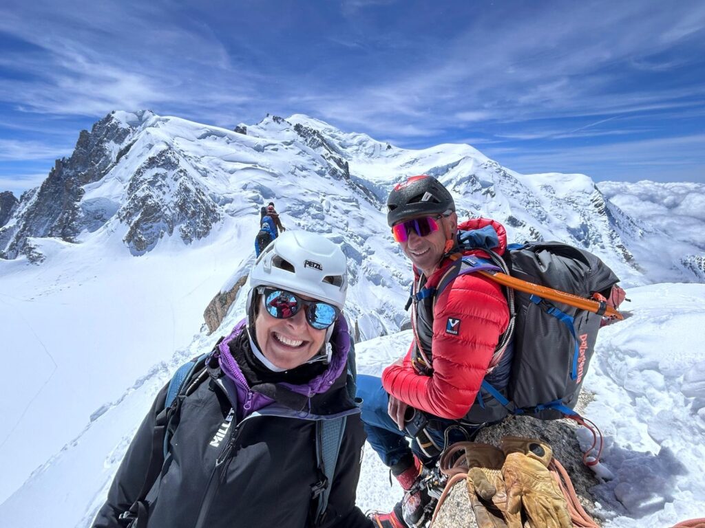 Portrait souriant d'alpinistes sur l'arête des Cosmiques, massif du Mont-Blanc avec Blaise Agresti, guide de haute montagne et fondateur de Mountain Path