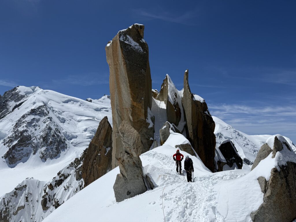 Zwei Bergsteiger schreiten auf dem Grat der Cosmiques im Mont-Blanc-Massiv voran, fotografiert von Blaise Agresti