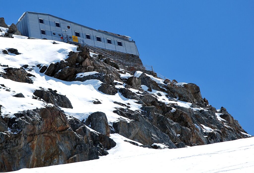 Refuge des Grands Mulets perché sur un éperon rocheux dans le massif du Mont-Blanc