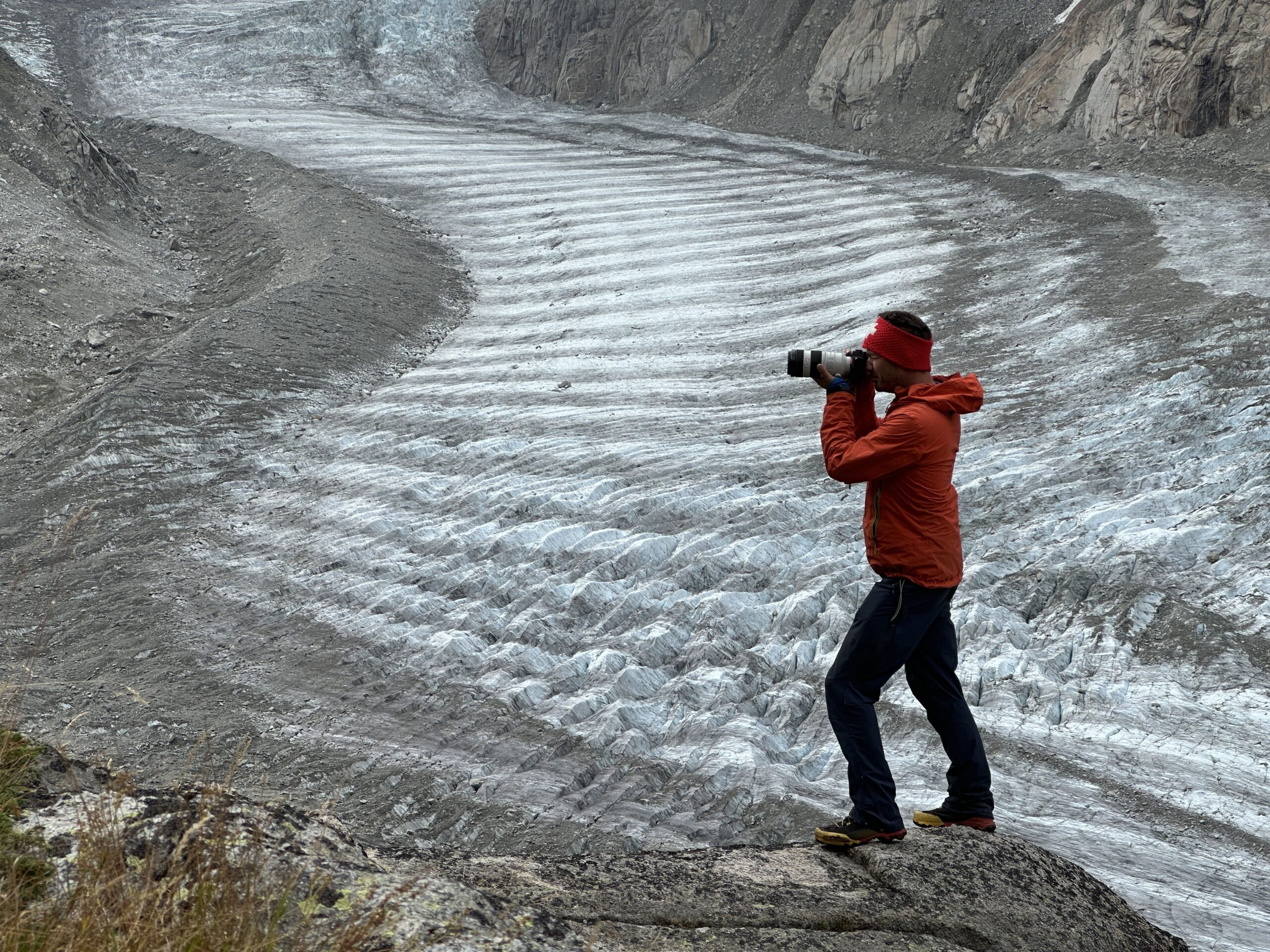 Professional photographer in front of the sea of ice in Chamonix