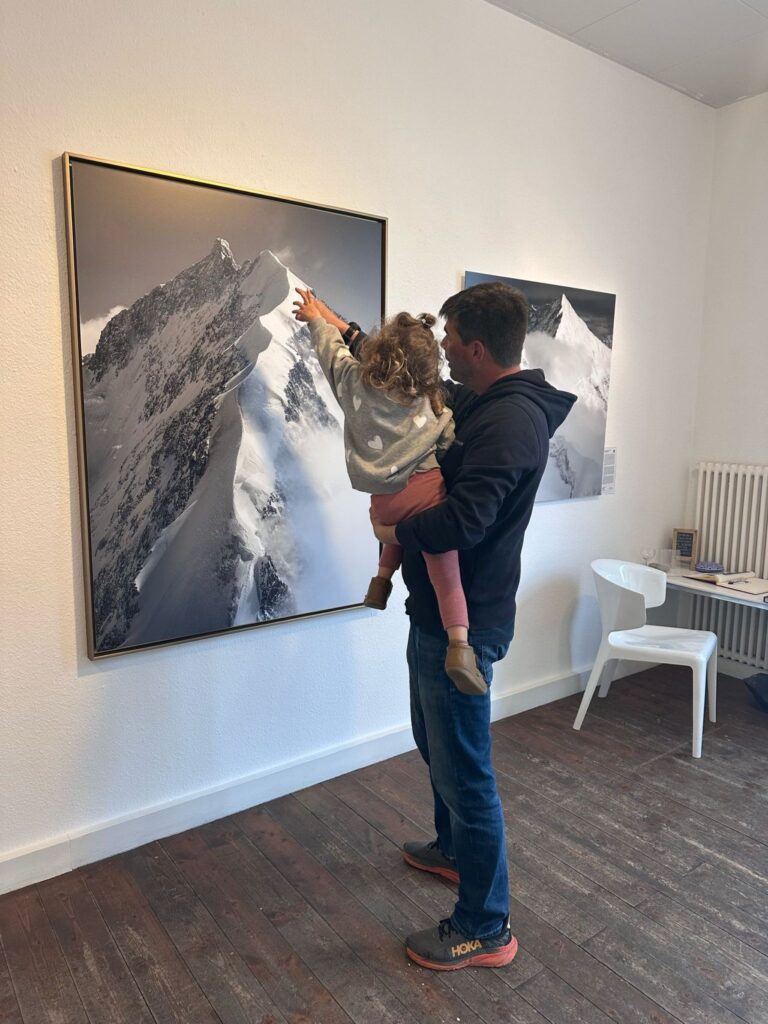 Photographe montrant son œuvre sa fille à la galerie Krisal