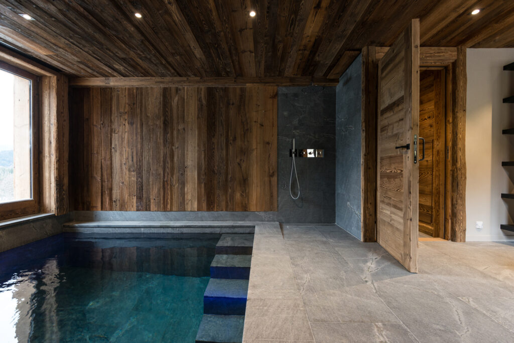 Innenpool in einem Luxus-Chalet in Megève