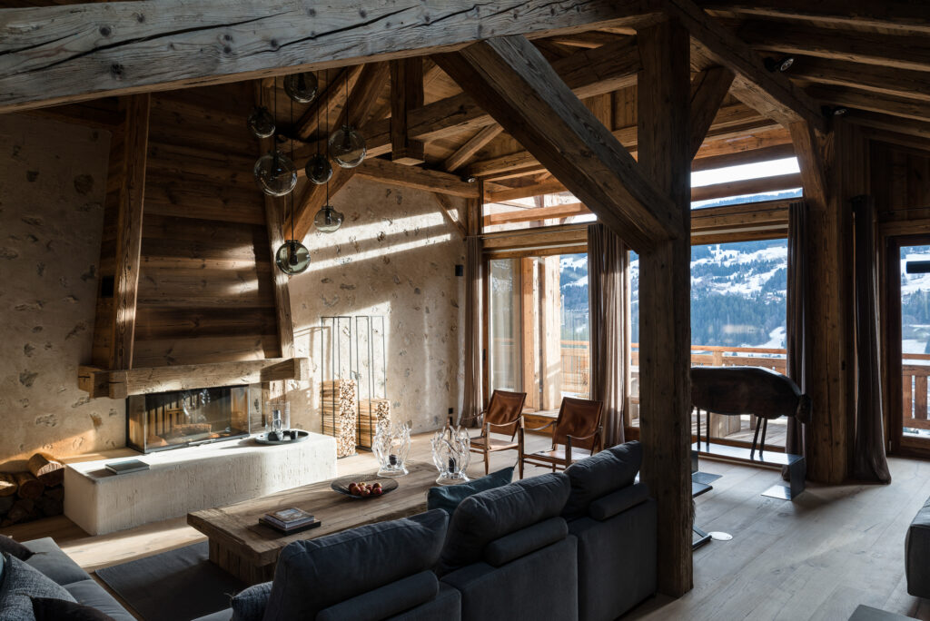 Magnifique salon avec cheminée dans un chalet à Megève