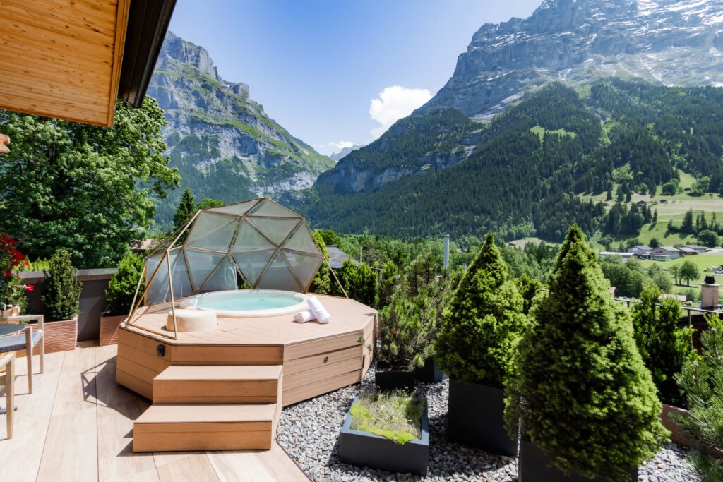 Blick auf den Pool des Hotels Glacier