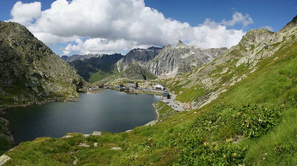 Lac sur le col du Grand Saint-Bernard