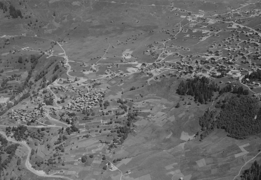 Photographie aérienne en noir et blanc de Verbier au 20ème siècle