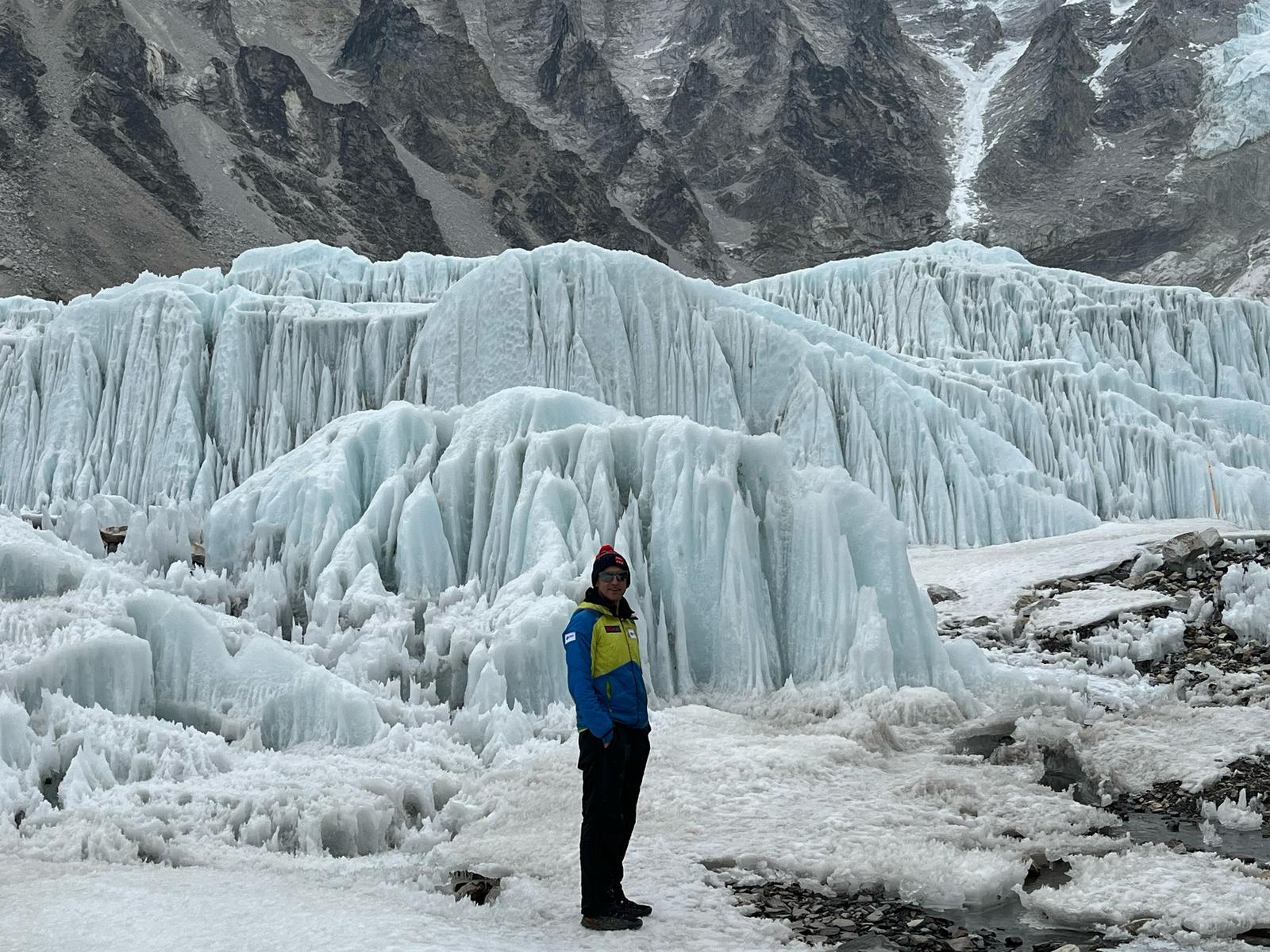 Bergführer Kenton Cool vor dem Khumbu Icefall Seracs in der Nähe des Mount Everest