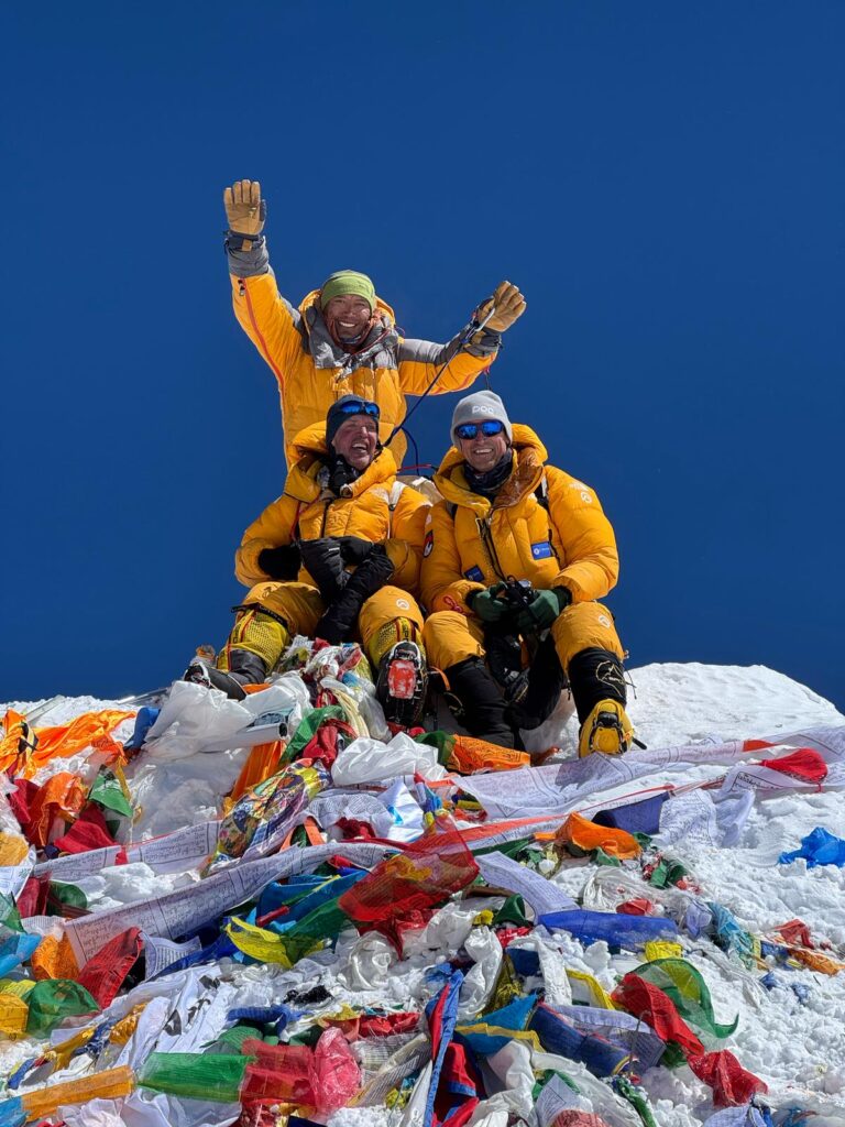 Drei Himalayasportler, darunter Kenton Cool, 2025 auf dem Gipfel des Mount Everest