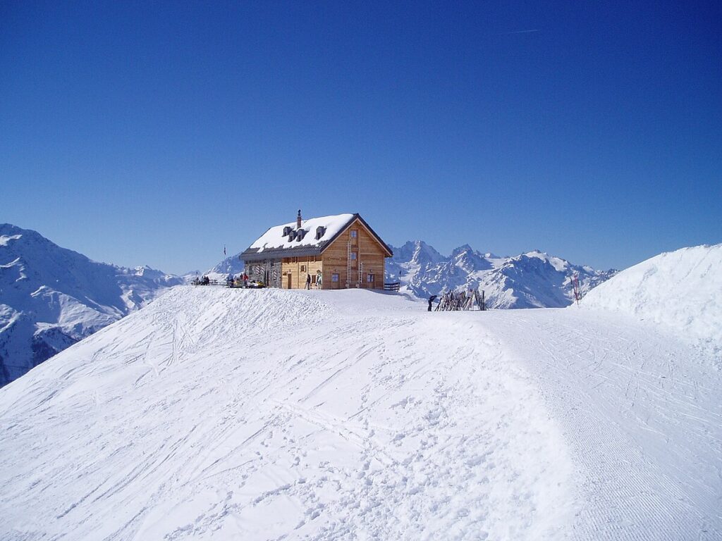 Cabane du Mont Fort avec vue sur les montagnes de Verbier