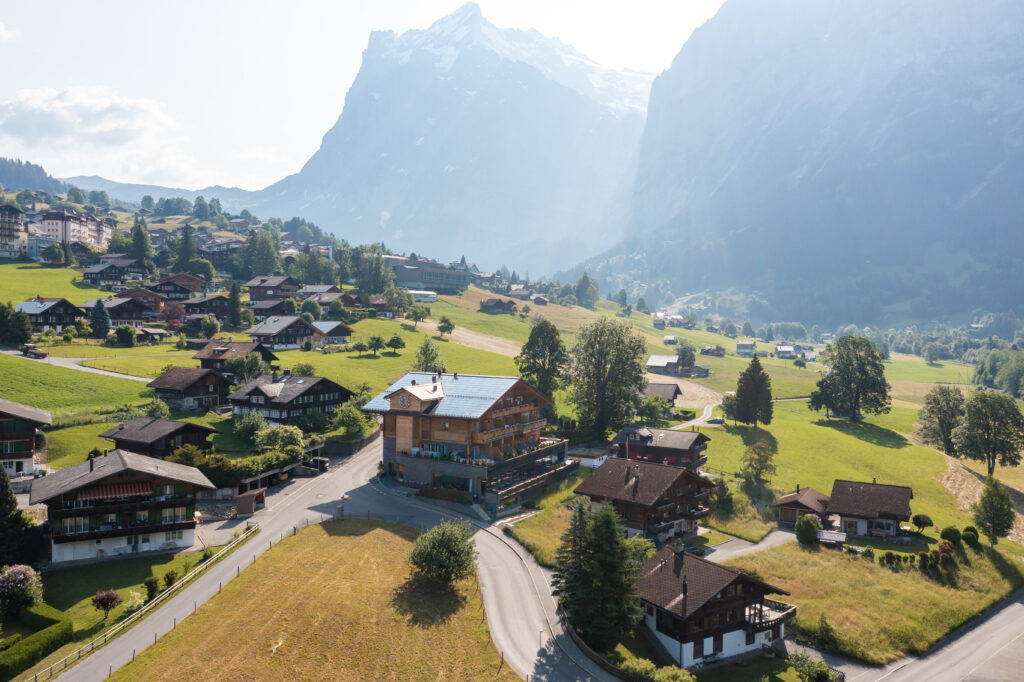 Ein Blick auf ein Dorf in den Schweizer Alpen.