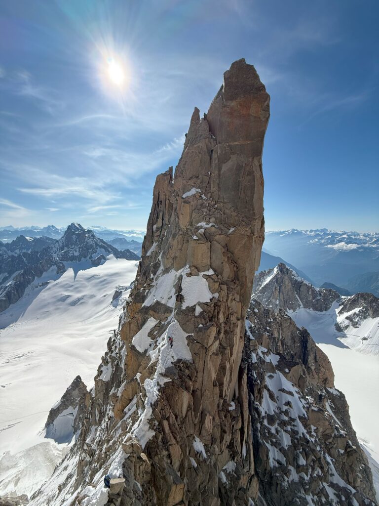 Alpinistes gravissant les aiguilles du Diable dans le massif du Mont-Blanc au-dessus de Chamonix