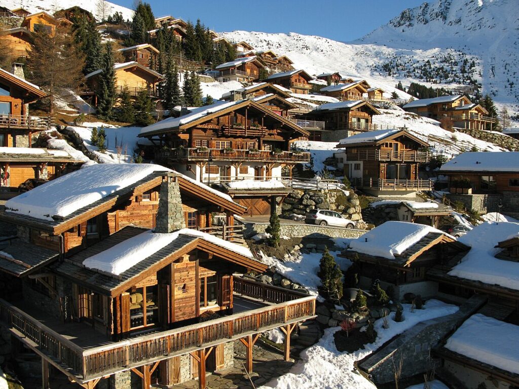 Chalets du village de Verbier sous la neige en hiver
