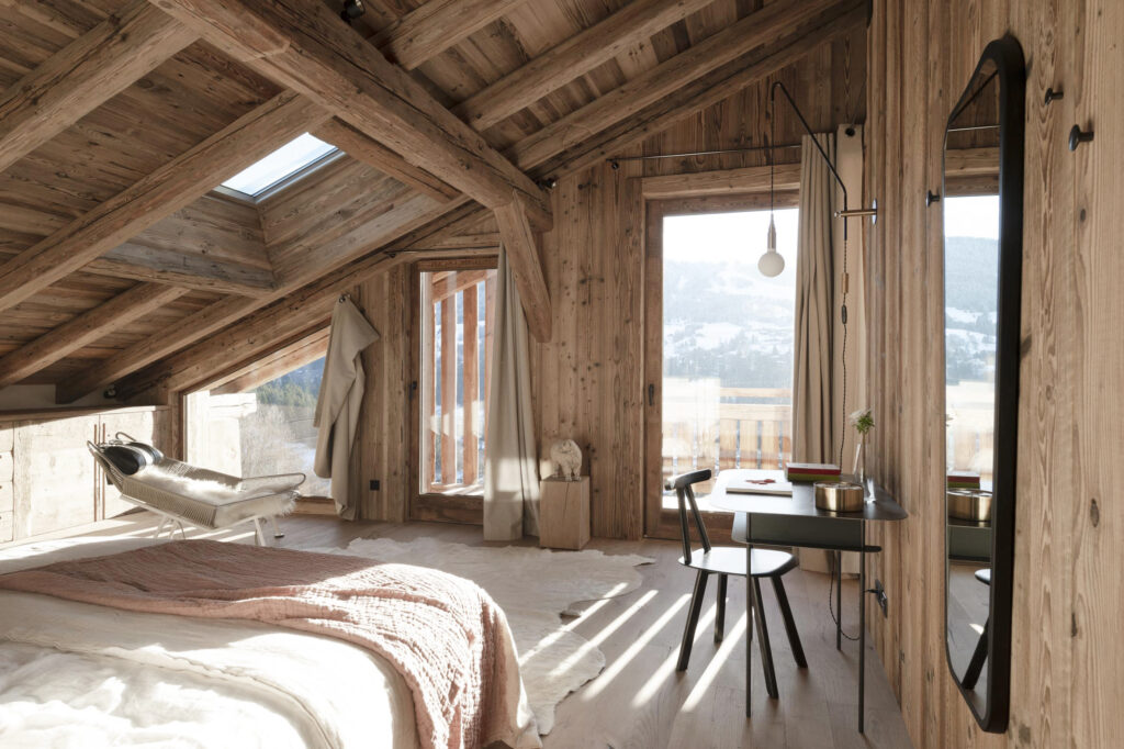 Zimmer ganz aus Holz in einem Chalet in den Bergen unter dem Dach