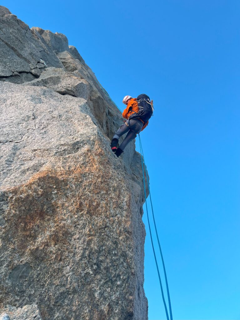 Alpiniste pas loin de l'Aiguille du Diable dans le massif du Mont-Blanc, prêt à descendre en rappel