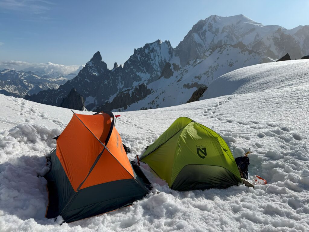 Deux tentes sont posées sur le glacier, pas loin de l'aiguille du Diable dans le massif du Mont-Blanc